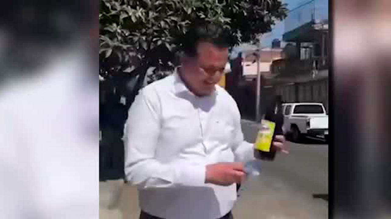 Candidato de Michoacán regala cervezas como parte de su campaña