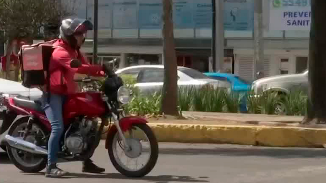 Los centros comerciales deben otorgar estacionamiento exclusivo para repartidores de comida