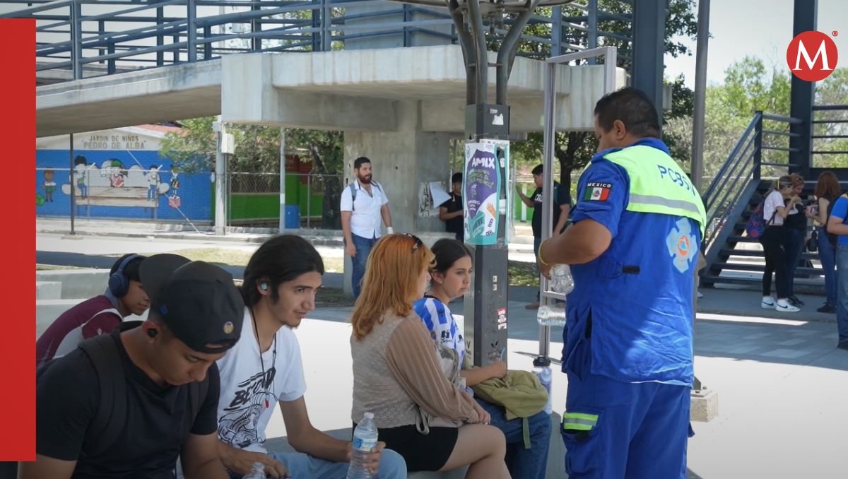 La corporación municipal han entregado agua a quienes se encuentran en paradas de camión | Especial
