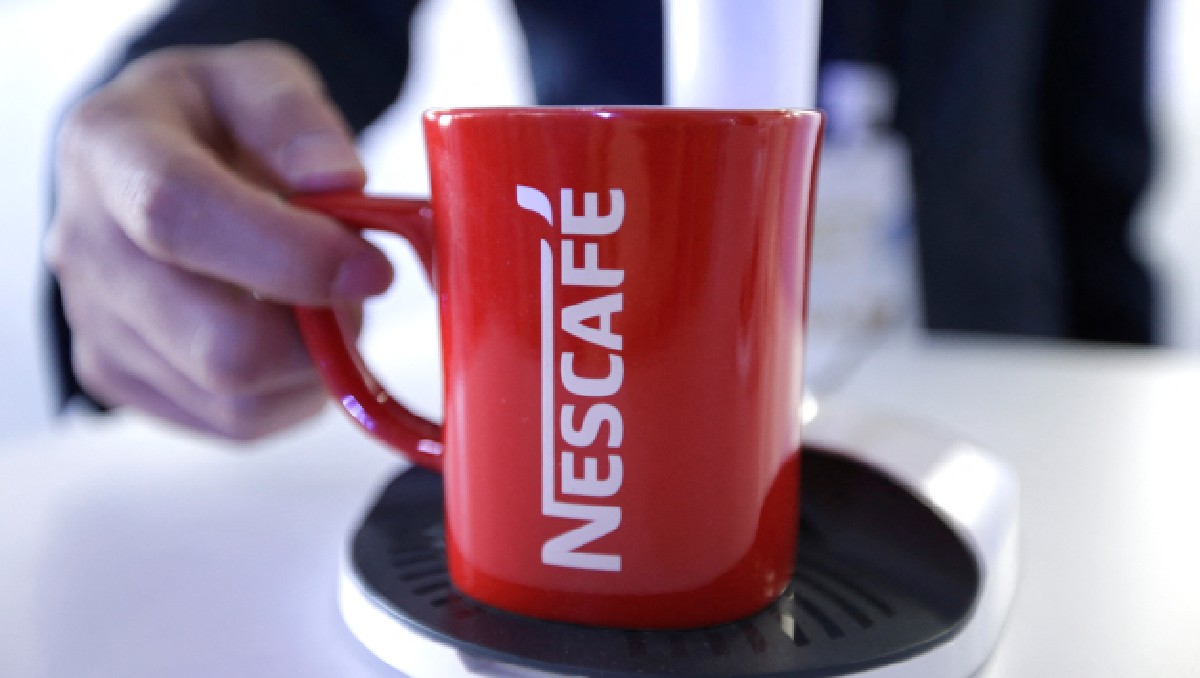 Empleado sostiene una taza de Nescafé en el Centro de I+D de Nestlé en Pekín, China. Marzo de 2019. Foto: (Reuters)