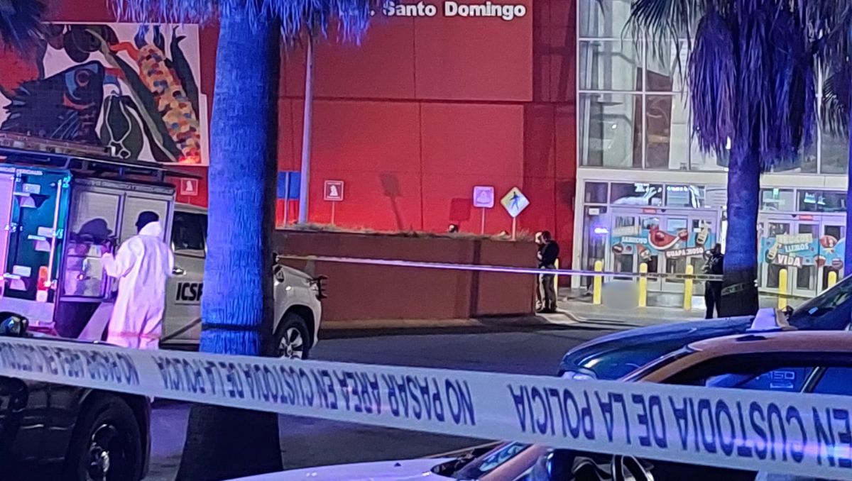 El hombre presentaba al menos un impacto por arma de fuego en la espalda y quedó tendido en la puerta del establecimiento. Leyda Estrada