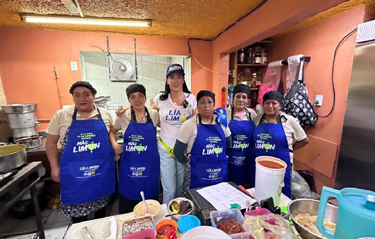 Lía Limón junto a vecinas de la Álvaro Obregón (Especial)
