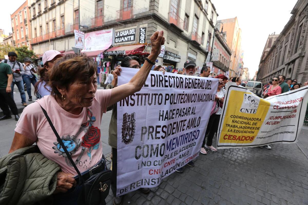 Pequeñas protestas durante la reunión de integrantes del CNTE con el presidente| Jorge Carballo