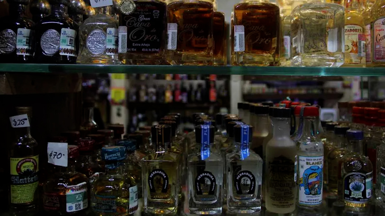 Tequileras denuncian competencia desleal de EU con "certificación patito"