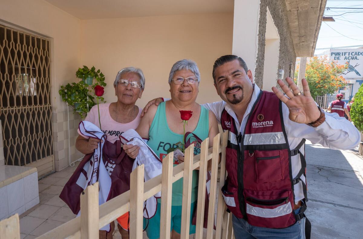 El candidato entregó una rosa a todas las mamás como parte de la celebración del "Día de la Madre".
