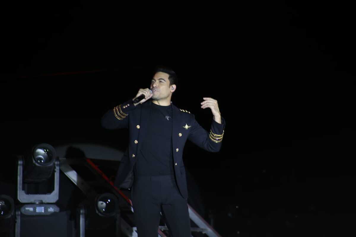 Carlos Rivera festeja a las mamás laguneras. (Martín Piña)