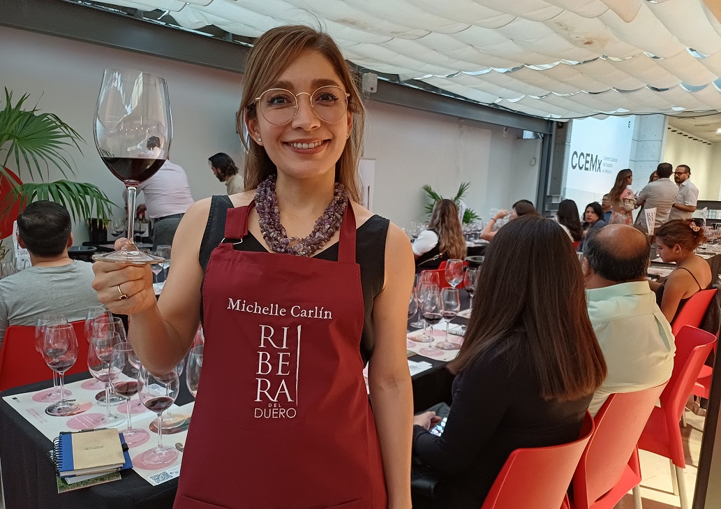 Michelle Carlín sumergió a los asistentes en un viaje sensorial por la región española. (Ramón Rivera)