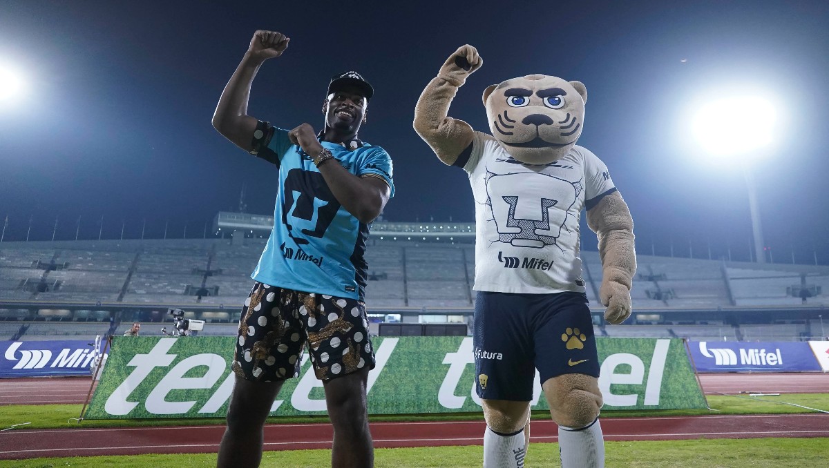 Najee Harris, de Steelers, asiste al partido de Pumas y Rayadas en CU (Imago7)