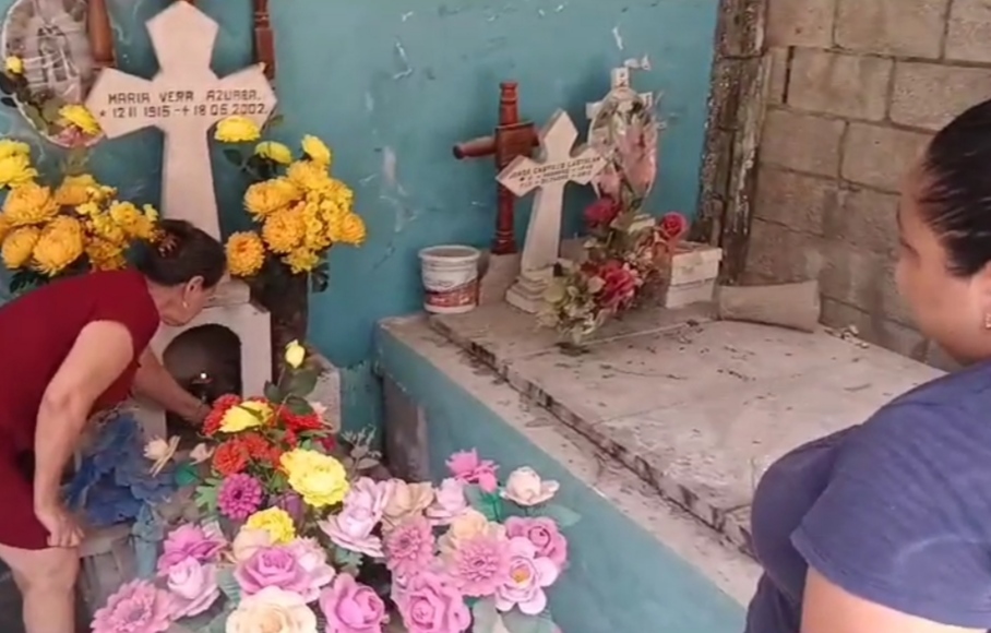 Personas visitan panteones este 10 de mayo.