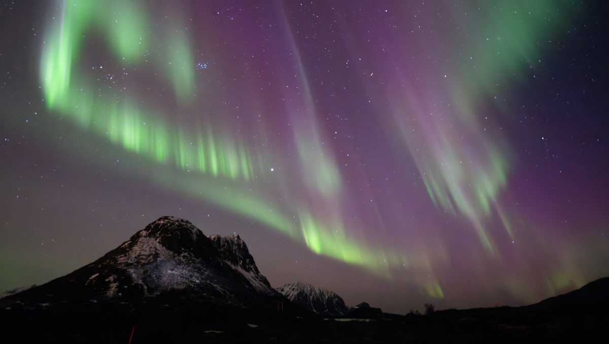 El viernes, redes sociales se llenaron de fotos de auroras captadas en el norte de Europa y Australasia. | AFP