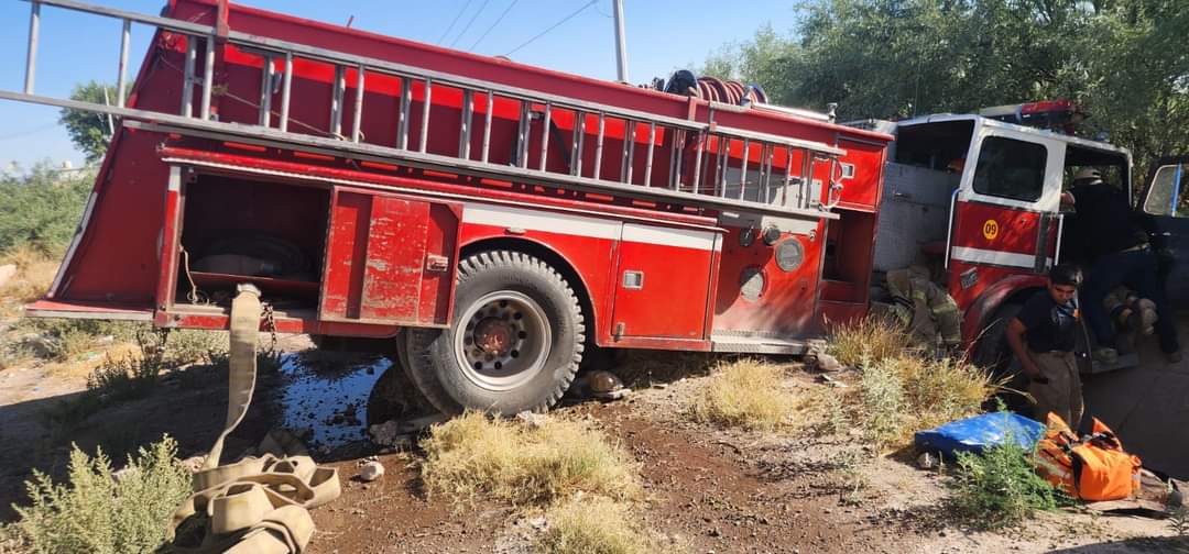 Bomberos fueron llevados a un hospital local maderense para que se les prestara atención médica. | Damián Ramírez.
