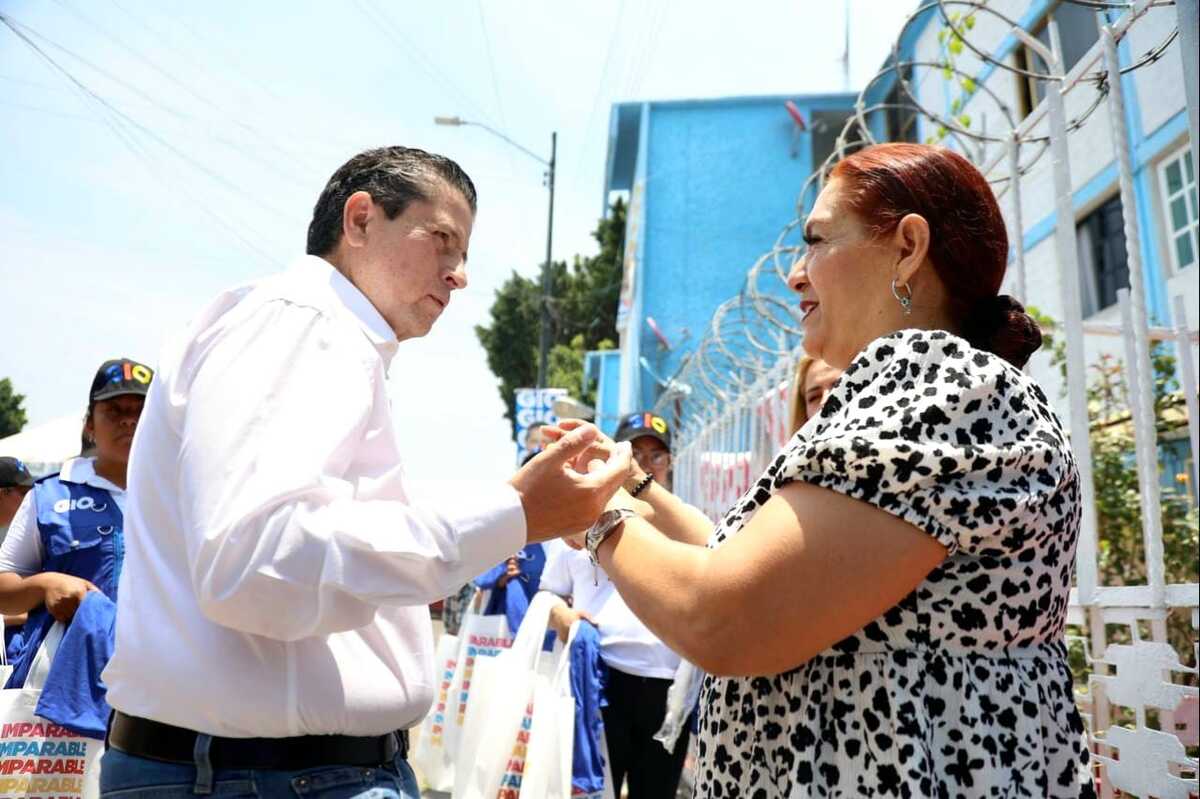 Giovani Gutiérrez en recorrido por la unidad habitacional "CTM X" y la colonia Hermosillo de Coyoacán.