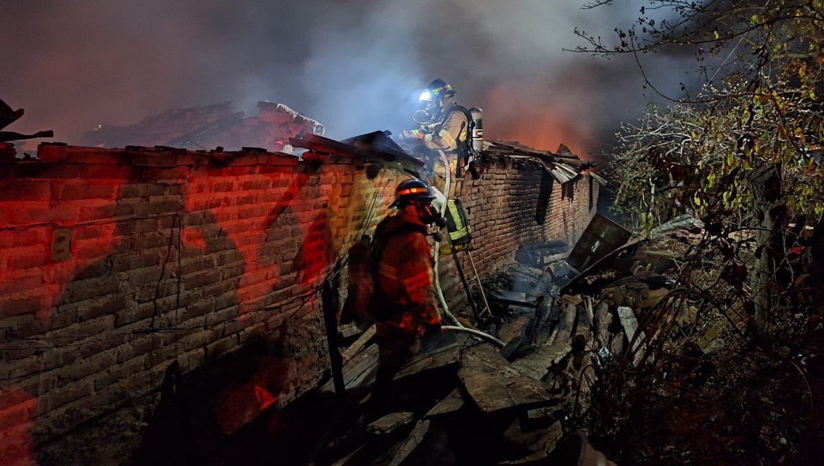 Protección Civil Jalisco combate incendio en Tonaya (X)