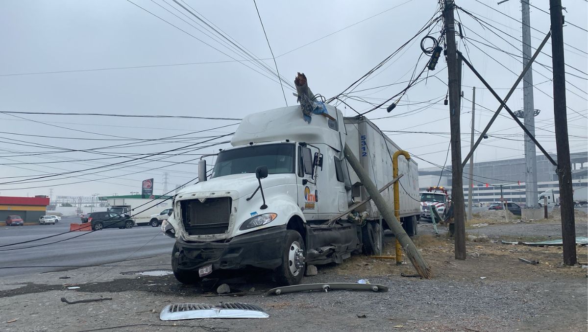 Tráiler tumba postes y ocasiona cierre en carretera Monterrey-Saltillo. Erik Solheim Rocha