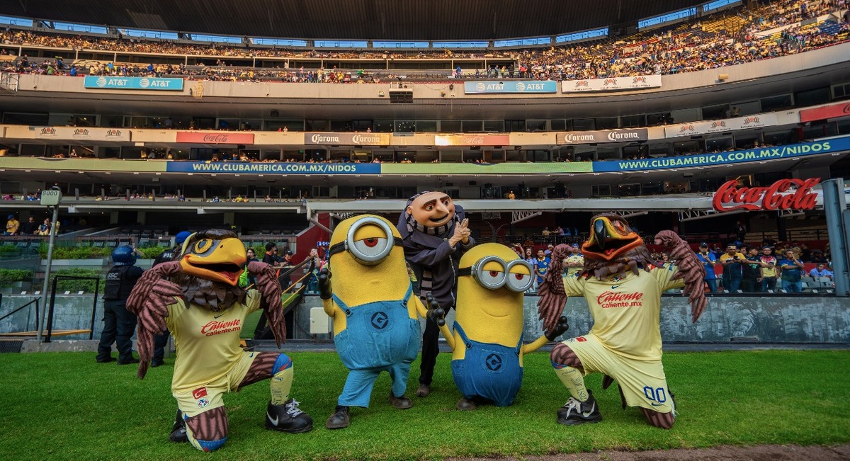Gru y Minions con las botargas del América en el Estadio Azteca | Especial