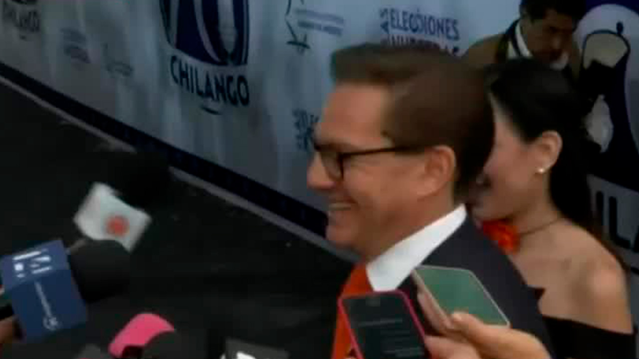 Salomón Chertorivski llega a las instalaciones del tercer debate capitalino