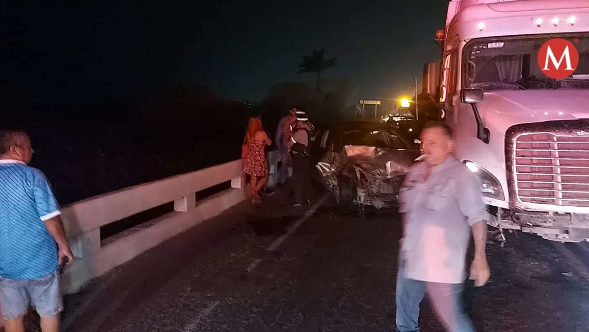 Tráiler choca contra vehículo en Libramiento Poniente en Tampico