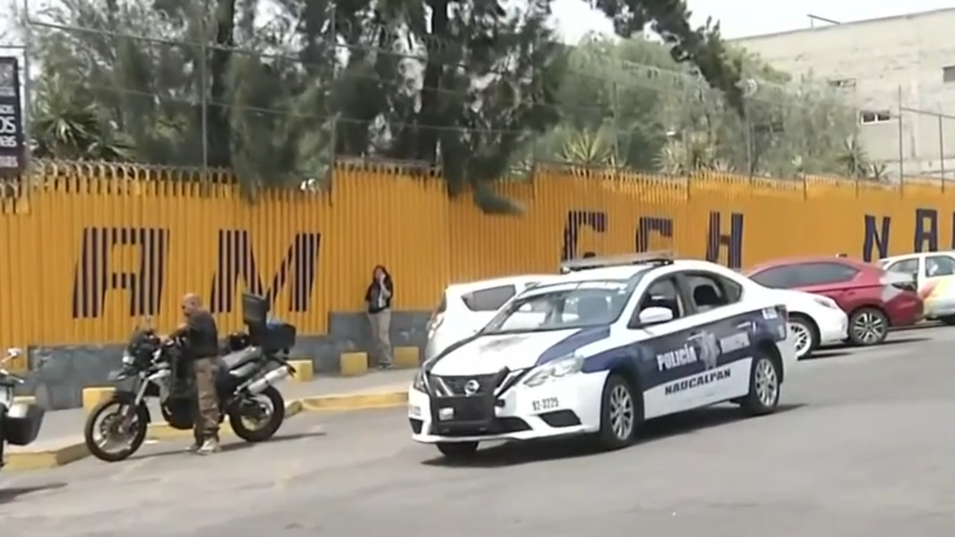 CCH Naucalpan es resguardado por agentes policiacos
