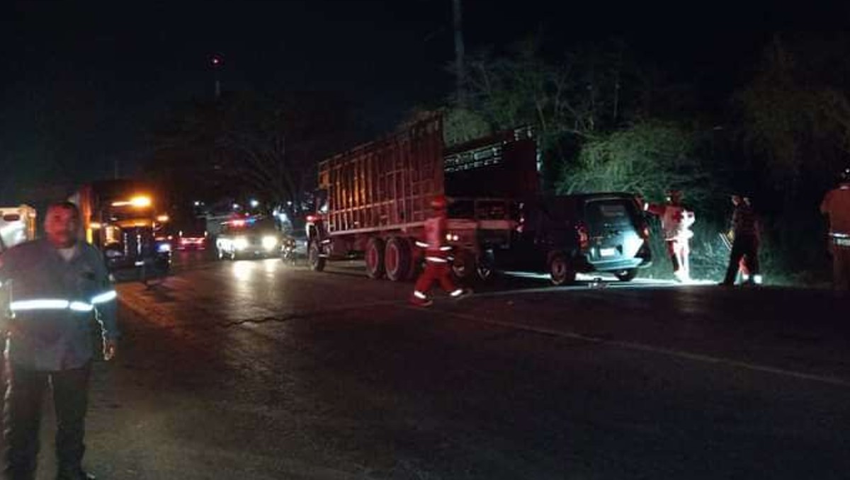 Conductor de carroza muere en choque contra un camión en Valles.
