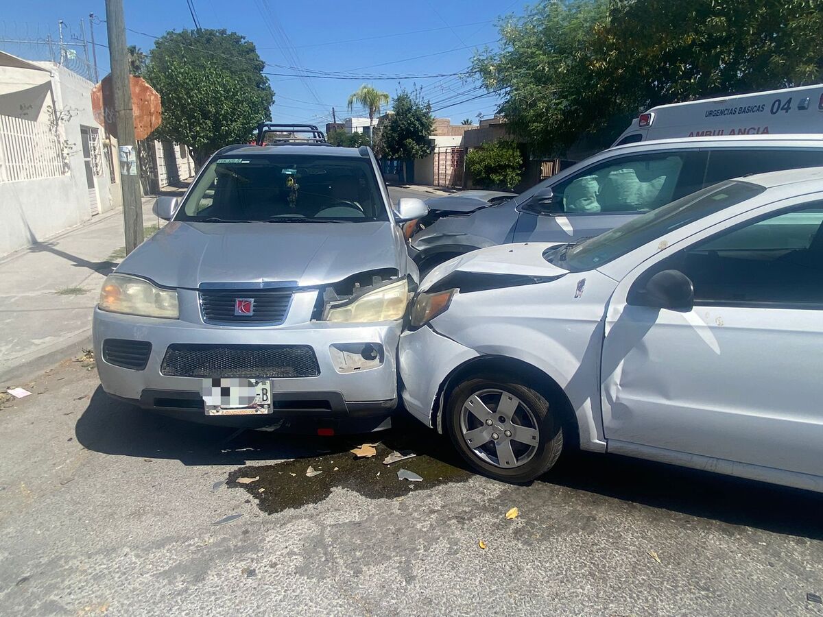 Conductor se pasa alto y choca contra dos carros en Torreón- Grupo Milenio