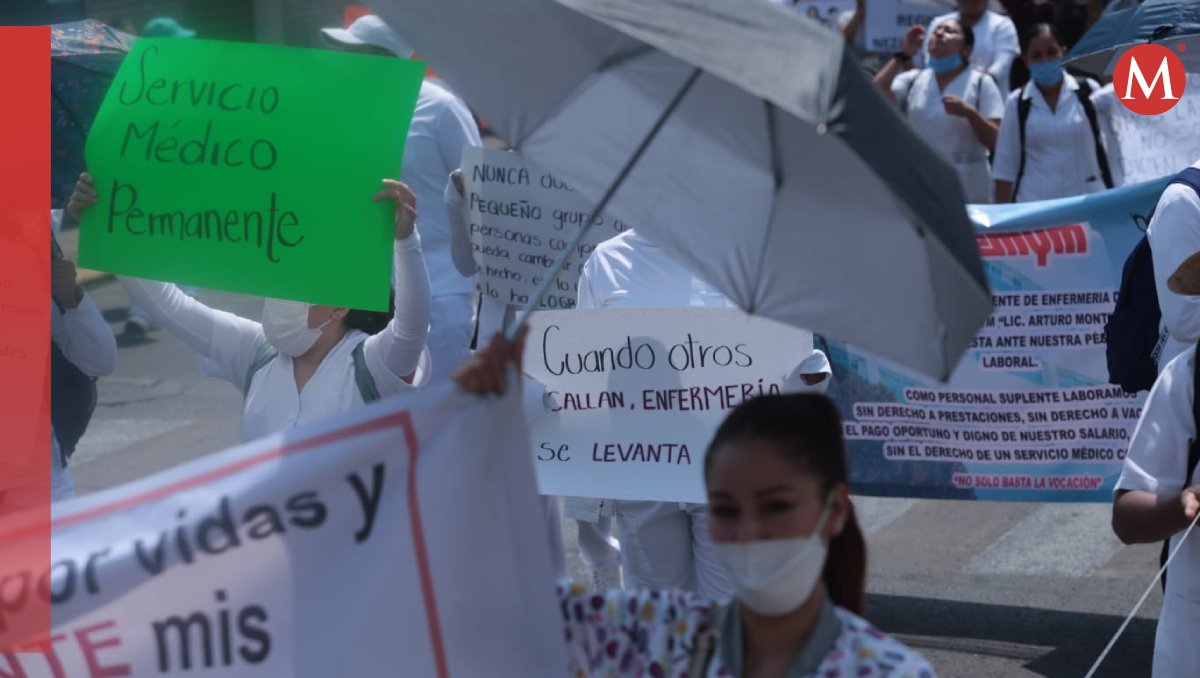 Enfermeros suplentes del Issemym marchan por las calles de Toluca. Foto: (Tania Contreras)
