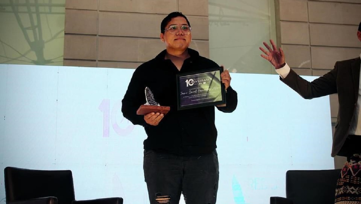 Jaime Ismael Hernández Adame recibiendo su reconocimiento. (cortesía)