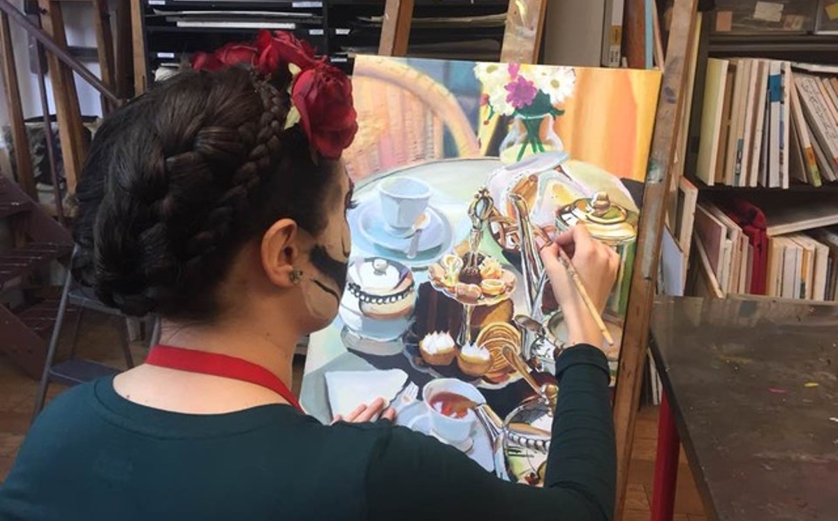 Mariana García Tinoco pintando en su estudio. FOTO: Especial