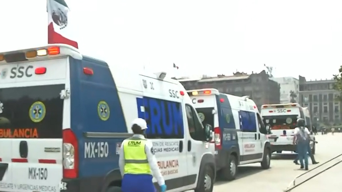 Normalistas lanzan petardos y cohetones a Palacio Nacional; hay al menos 8 policías heridos