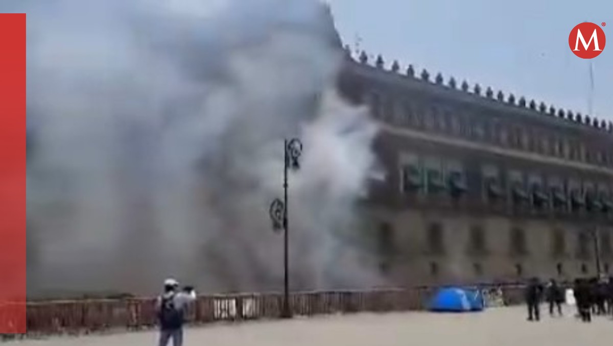 Normalistas lanzan petardos a Palacio Nacional | Especial
