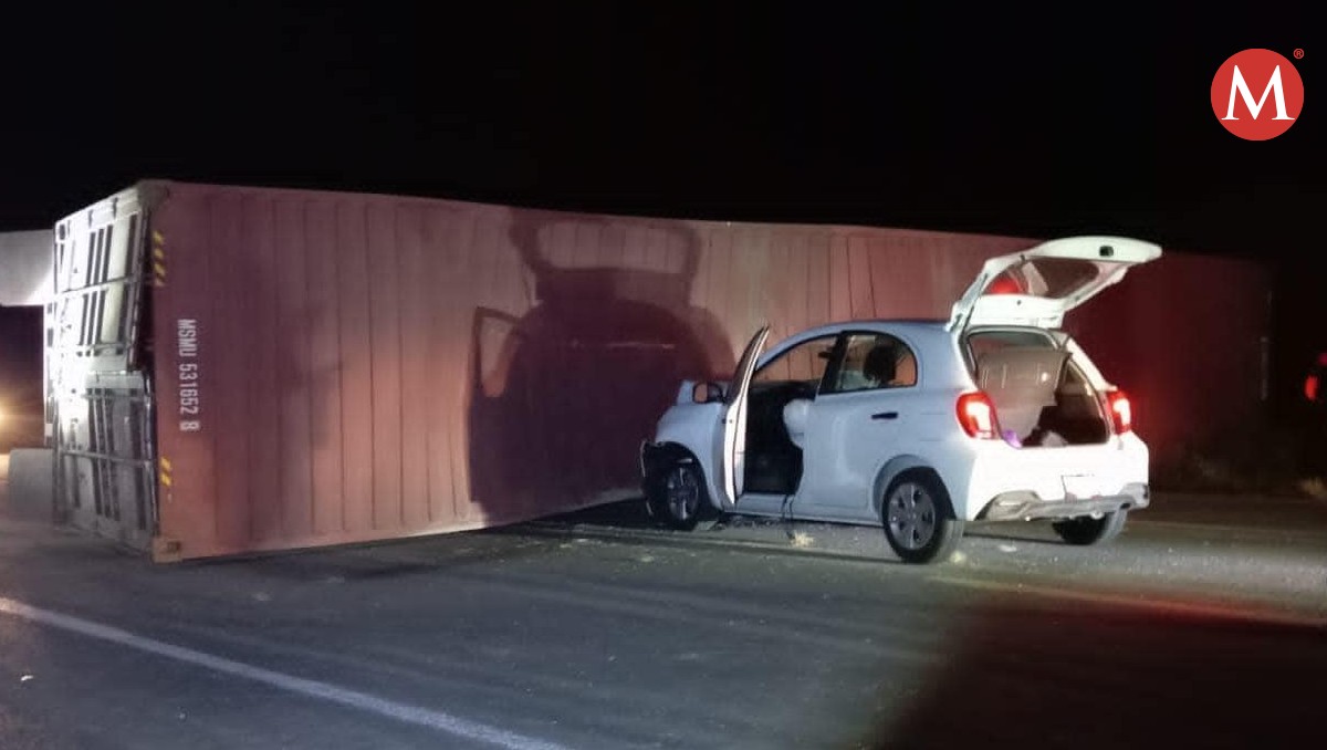 Tráiler pierde contenedor en carretera Tula-San Luis Potosí y provoca choque.