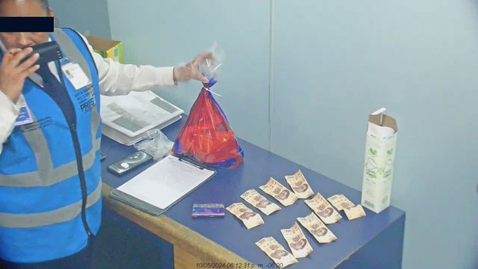 AICM  entregando  monedero con 4 mil 500 pesos a una pasajera