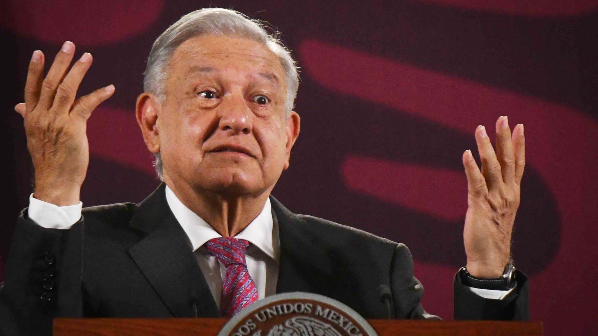 AMLO califica de provocación a normalistas por lanzar explosivos en Palacio Nacional