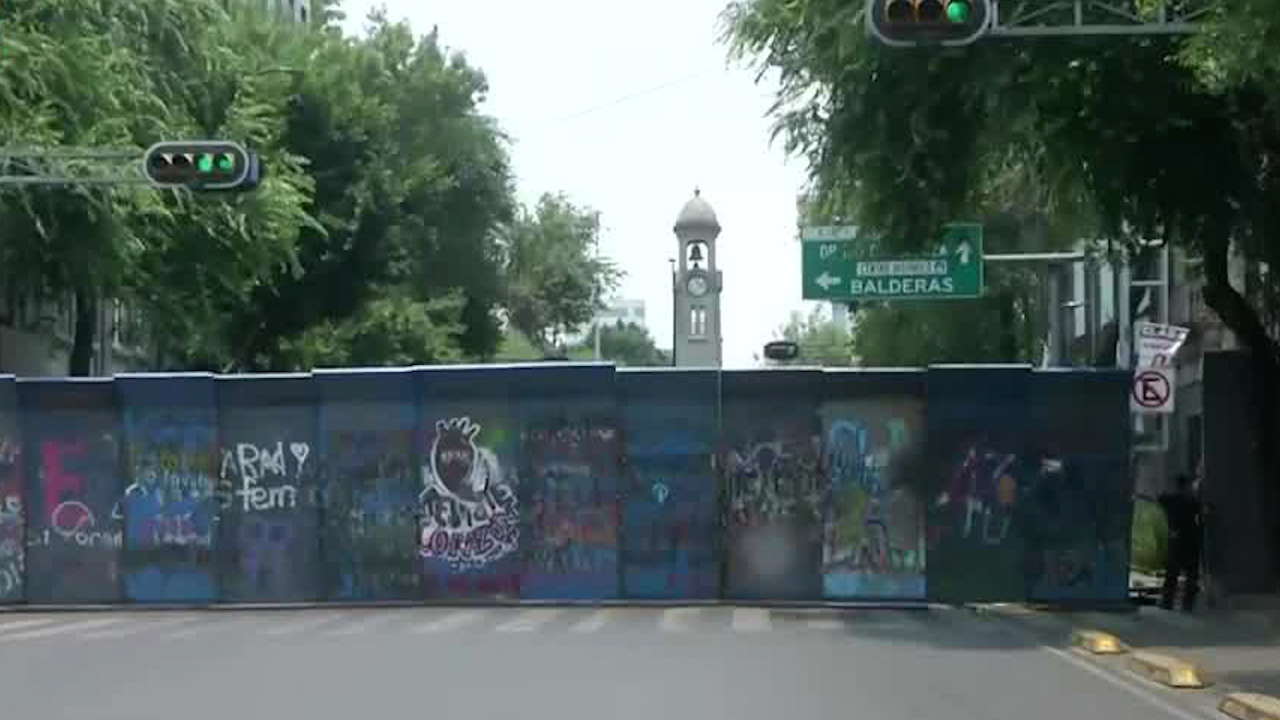 Colocan vallas metálicas para proteger Segob ante protestas de normalistas