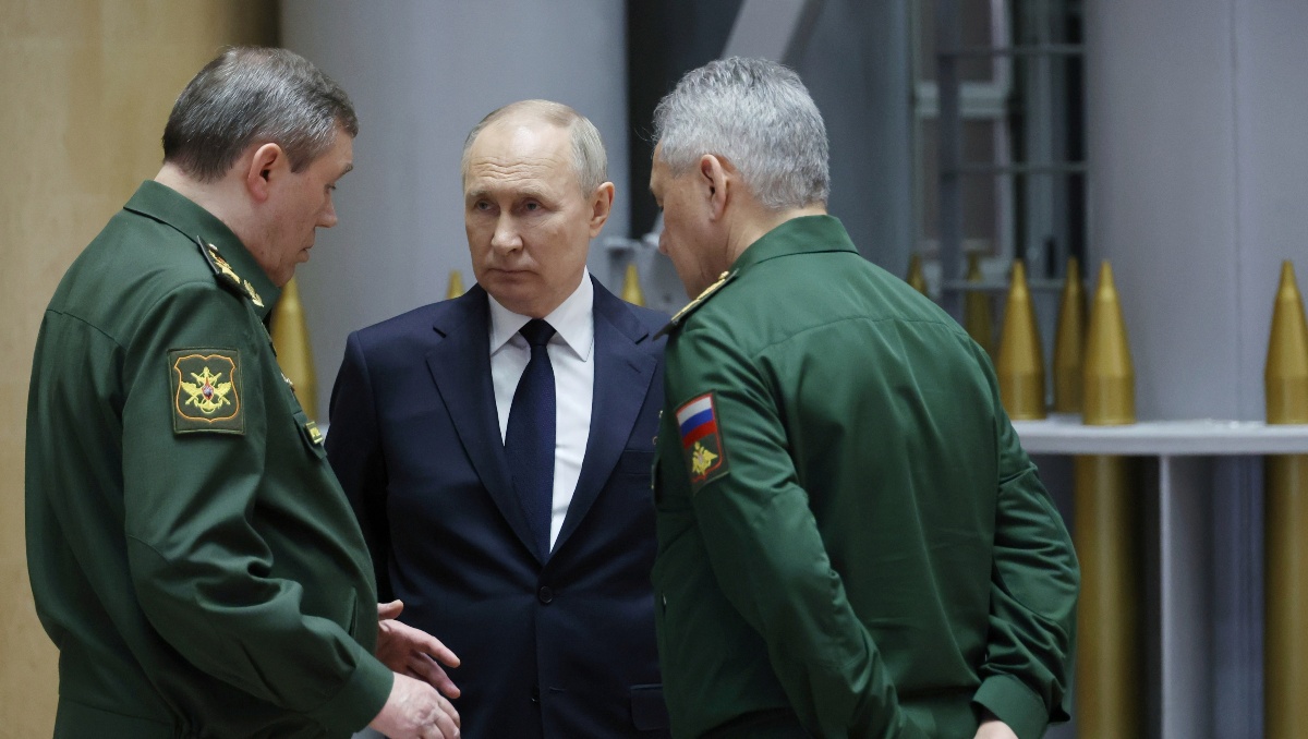 En esta imagen de archivo, el presidente de Rusia, Vladímir Putin (centro), habla con el jefe del Estado Mayor, el general Valery Gerasimov | AP