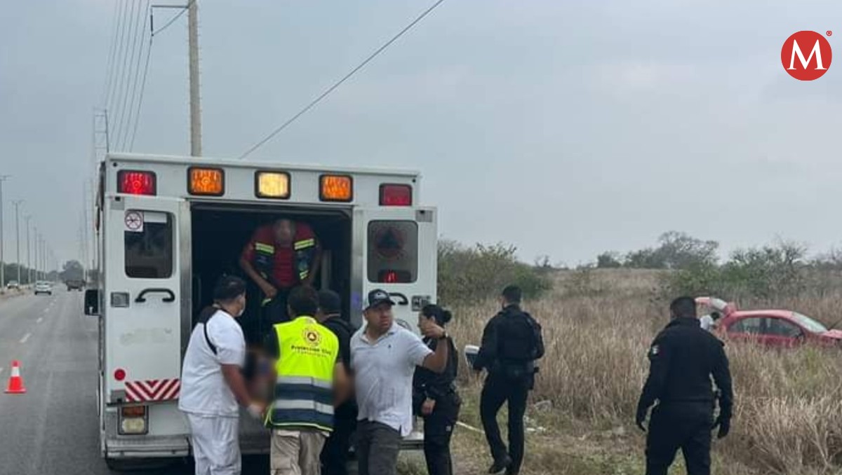 Mujer embarazada vuelca en su vehículo en Corredor Urbano de Altamira