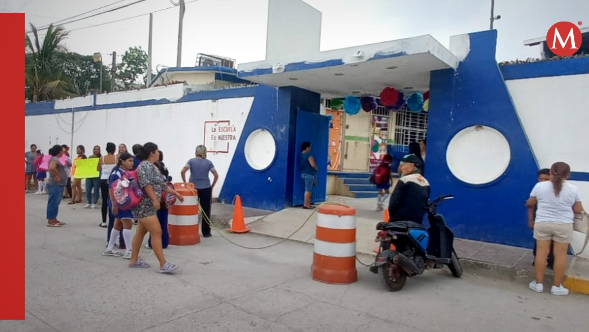 Padres de familia protestan en primaria “Lucino Gaytán”. (Jesús Alberto García)