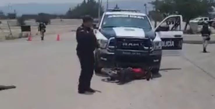 Policía municipal y moto chocan en Tepeji.