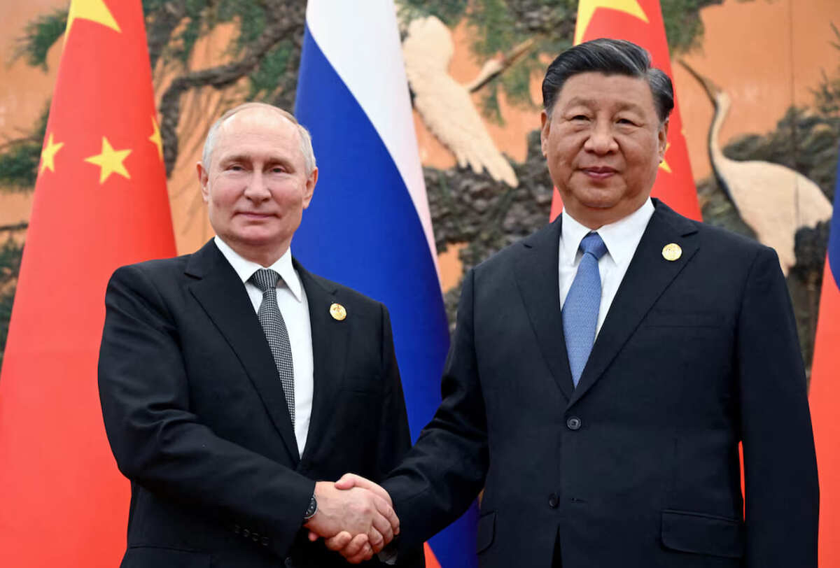 El presidente ruso, Vladimir Putin, estrecha la mano del presidente chino, Xi Jinping, durante una reunión en 2023 Foto: REUTERS