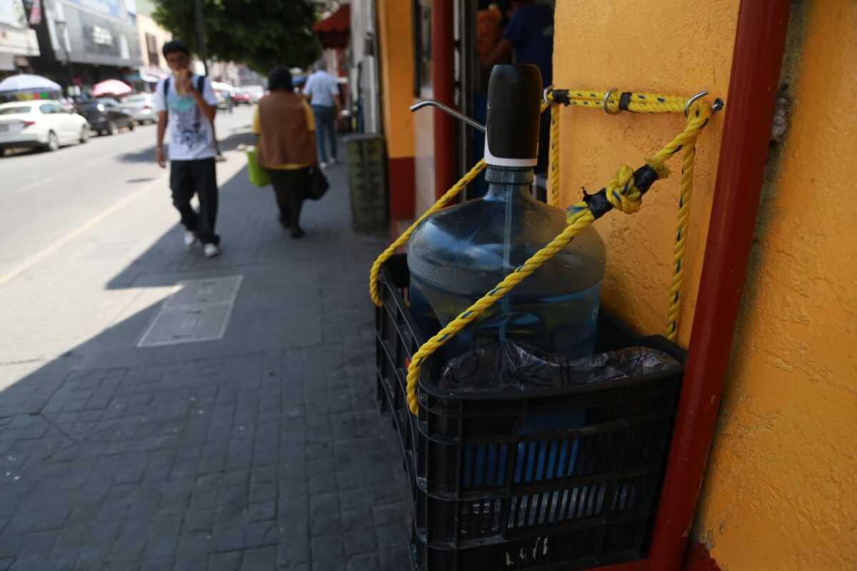 Puesto de hidratación en la calle Guerrero. (Jorge Sánchez)
