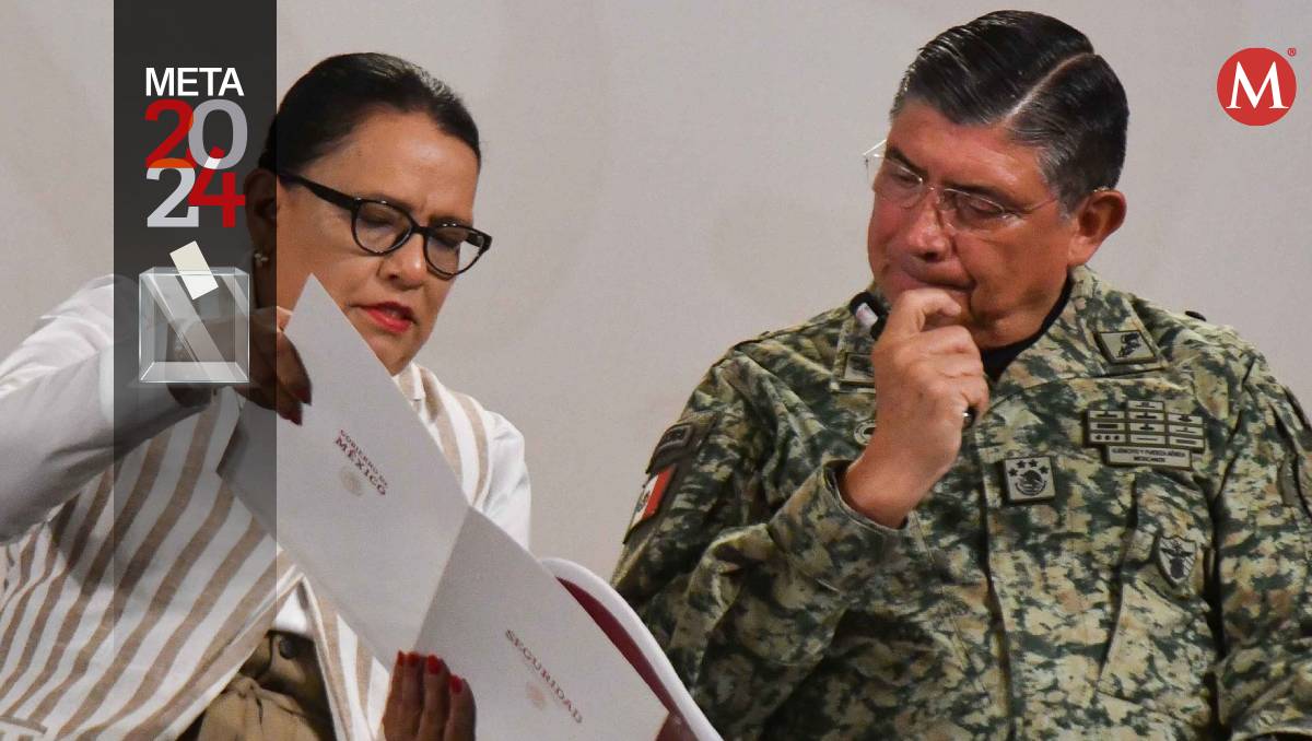 El secretario de la Defensa conversa con la secretaria de Seguridad durante la conferencia de este martes (Cuartoscuro)