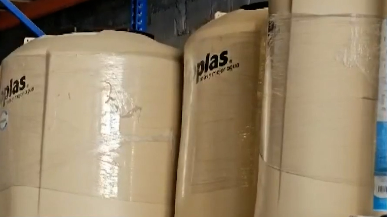 Aumenta venta de tinacos ante temperaturas elevadas y posibles cortes de agua en NL