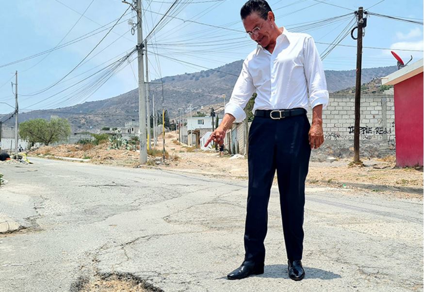 Benjamín Rico propone inversión para arreglar calles de Pachuca.