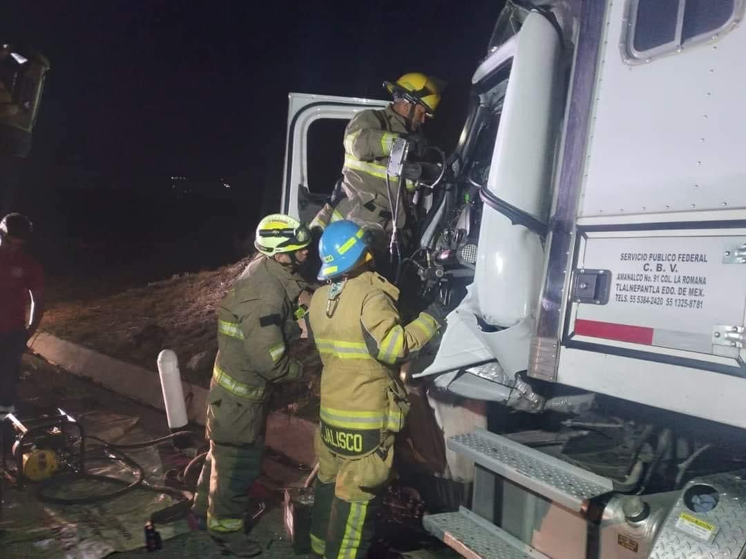 El choque por alcance entre dos tráileres se registró en la autopista Lagos de Moreno a San Juan de los Lagos