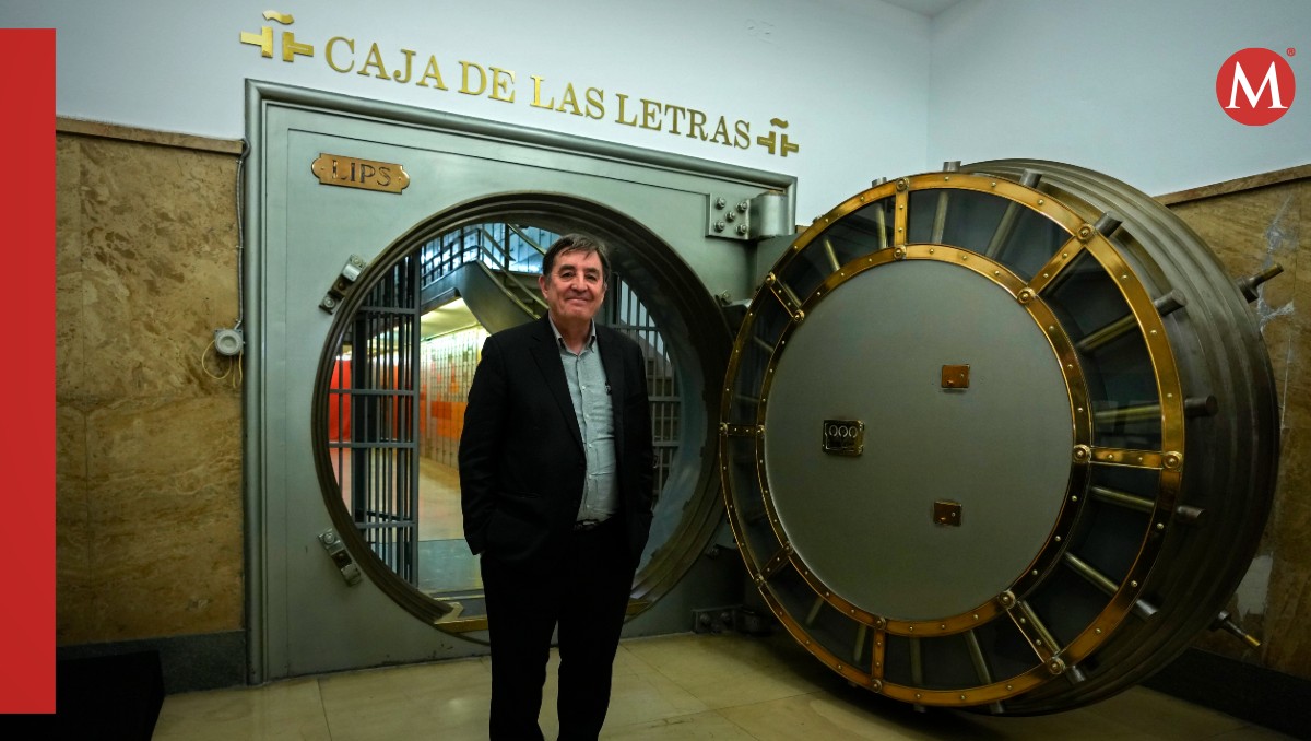 El director del Instituto Cervantes, Luis García Montero, posa junto a la puerta de la bóveda | AP