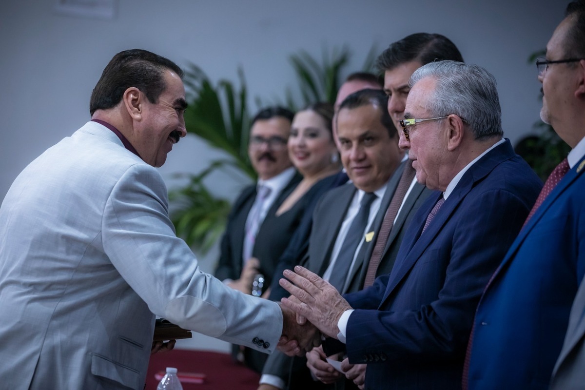 El gobernador Rocha reconoce a maestros con 40 años de servicio