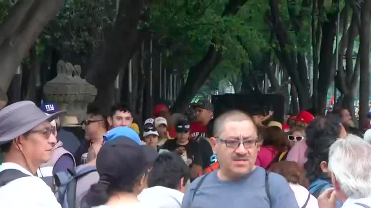 Un grupo de maestros marchan en el Paseo de la Reforma en la Ciudad de México