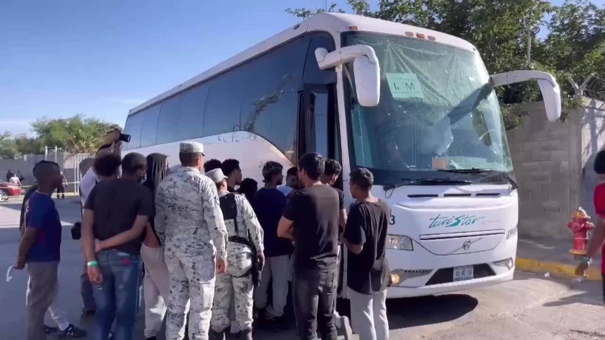 Al menos 200 migrantes deportados por EU se rebelan para no ser enviados al sur de México. | Foto: EFE