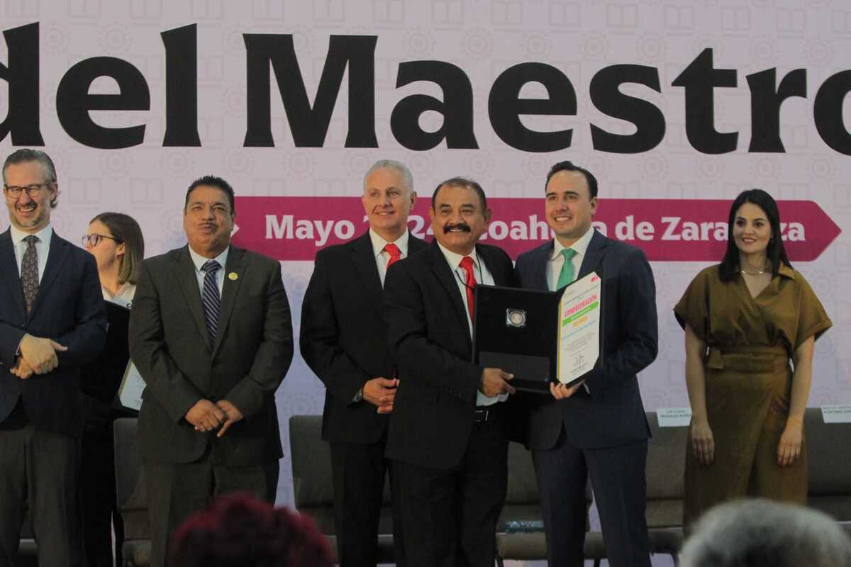 Reconocen trayectoria de maestros de la Región Laguna de Coahuila. | Roberto Amaya