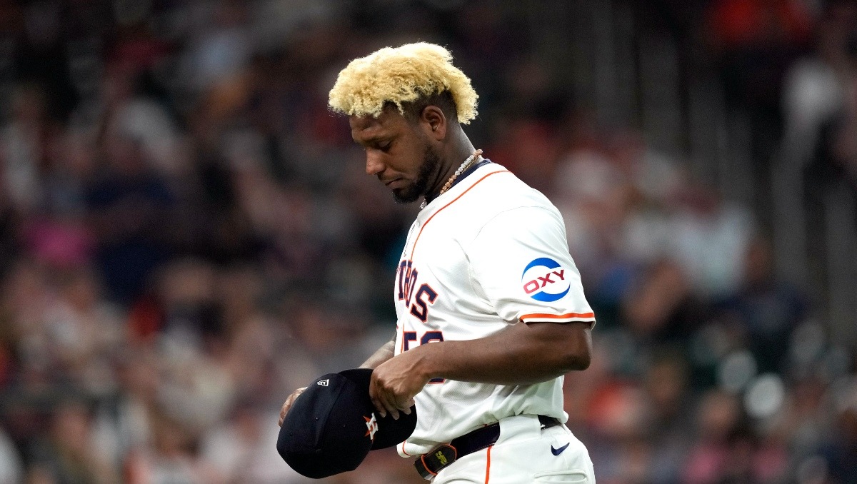 Ronel Blanco recibe suspensión de 10 juegos por sustancia ilegal en el guante (AP)