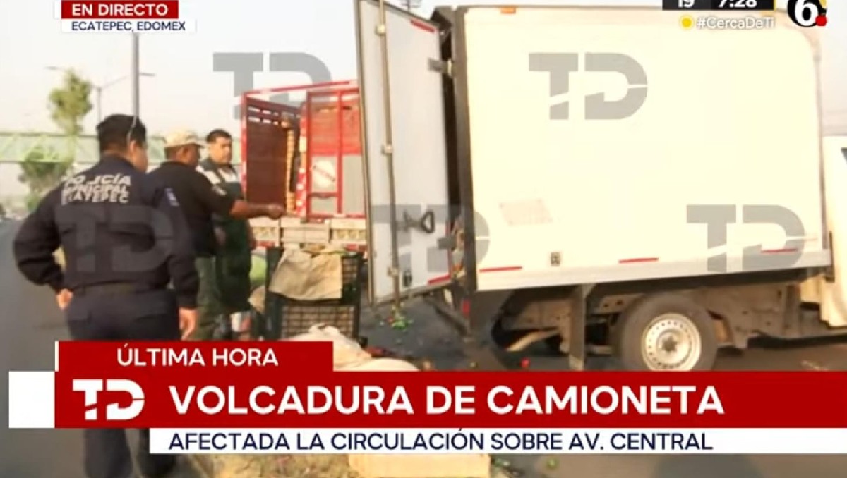 Volcadura de camioneta en avenida Carlos Hank González. Foto: (TD)